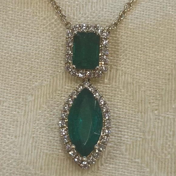 14Kt Yellow Gold Emeralds and Diamond Pendant - Picture 5 of 9